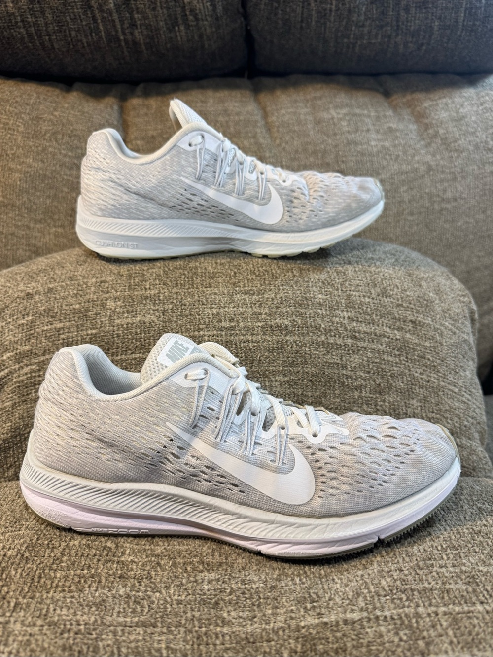 Nike Air Zoom Winflo 5 Women’s Gray/White Running Shoe #AA7414-100 Size 8.5